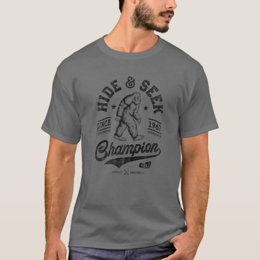 Bigfoot Huid and Seek Champion Funny Sasquatch Ret T-shirt (Voorkant)