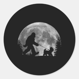 Bigfoot loopt met een hond, grappige Yorkie-liefhe Ronde Sticker