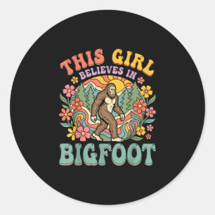 Bigfoot-meisje gelooft bos bloemige zonsondergang ronde sticker