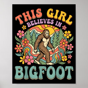 Bigfoot-meisje gelooft bos bloemrijke zonsondergan poster