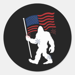 Bigfoot met Amerikaanse vlag Funny 4th of July voo Ronde Sticker