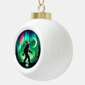 Bigfoot met Aurora Borealis en kerstsfeer Keramische Bal Ornament (Rechts)