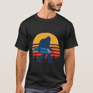 Bigfoot Met Longboard - Skateboarden T-shirt