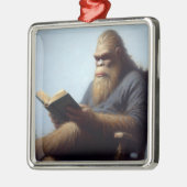 Bigfoot Reading Metalen Ornament (Links)