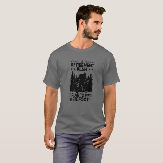 Bigfoot Retirement Plan Gezegde Funny Sasquatch Si T-shirt (Voorkant volledig)