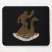Bigfoot Riding Loch Ness Monster Funny Sasquatch  Muismat (Voorkant)