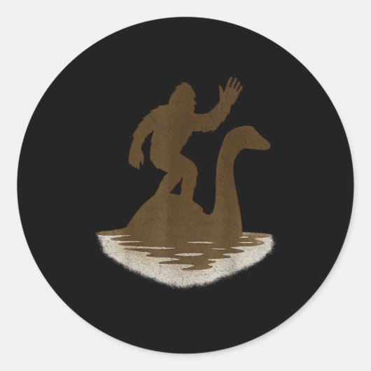 Bigfoot Riding Loch Ness Monster Funny Sasquatch Ronde Sticker (Voorkant)