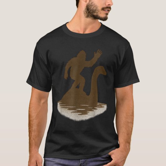 Bigfoot Riding Loch Ness Monster Funny Sasquatch T-shirt (Voorkant)