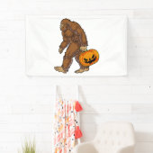 Bigfoot Sasquatch Carry Scary Pumpkin T shirt Spandoek (Insitu)