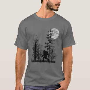 Bigfoot sasquatch die zich in het bos met maan vas t-shirt