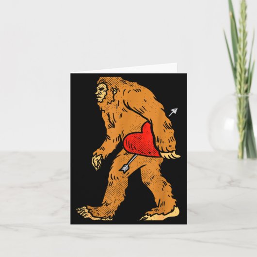 Bigfoot Sasquatch Heart With Arrow Funny Valentine Kaart (Voorkant)