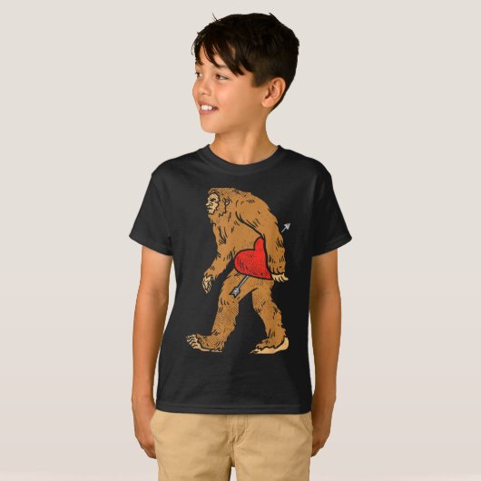 Bigfoot Sasquatch Heart With Arrow Funny Valentine T-shirt (Voorkant volledig)