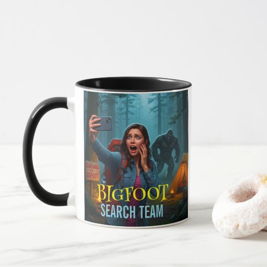 Bigfoot Sasquatch In The Woods Coffee Mug (Avec donut)