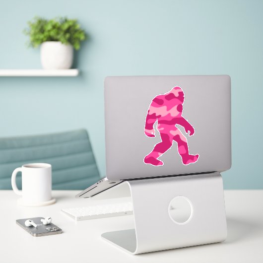 Bigfoot Sasquatch Pink Camo Sticker (Laptop op bureau)