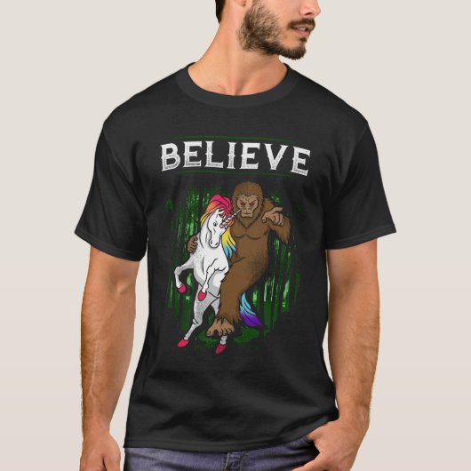 Bigfoot Sasquatch Riding Unicorn T-shirt (Voorkant)