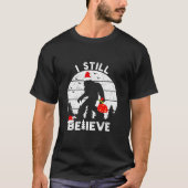Bigfoot Sasquatch Yeti Believe Santa Hat Kerstmis T-shirt (Voorkant)