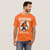 Bigfoot staat hoog van vriendelijkheid t-shirt (Voorkant volledig)