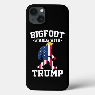 Bigfoot staat met Trump 2024 verkiezingen iPhone 13 Hoesje