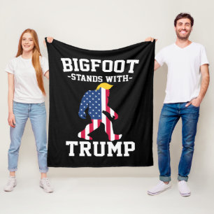 Bigfoot staat met Trump 2024 verkiezingen Fleece Deken