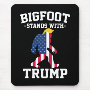 Bigfoot staat met Trump 2024 verkiezingen Muismat