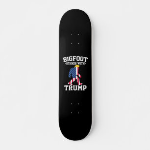 Bigfoot staat met Trump 2024 verkiezingen Skateboard