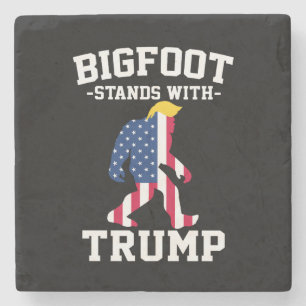 Bigfoot staat met Trump 2024 verkiezingen Stenen Onderzetter