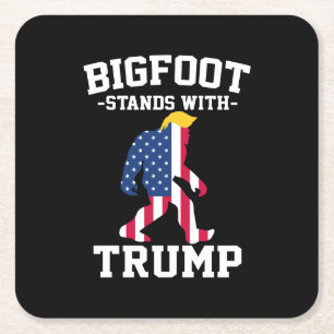 Bigfoot staat met Trump 2024 verkiezingen Vierkante Kartonnen Onderzetter
