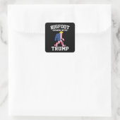 Bigfoot staat met Trump 2024 verkiezingen Vierkante Sticker (Tas)