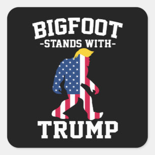 Bigfoot staat met Trump 2024 verkiezingen Vierkante Sticker