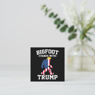 Bigfoot staat met Trump 2024 verkiezingen Vierkante Visitekaartje