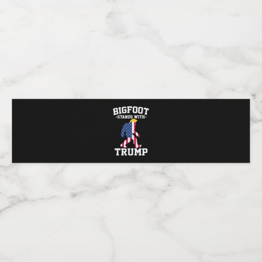 Bigfoot staat met Trump 2024 verkiezingen Waterfles Etiket (Enkel label)