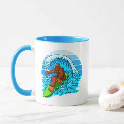 Bigfoot surfend Riding the Waves Fun Sasquatch Mok (Met donut)