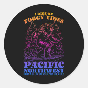 Bigfoot surft I rijd op nevelige getijden Pacific Ronde Sticker