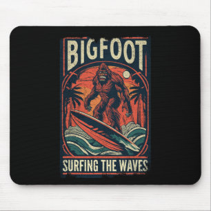 Bigfoot Surft Op De Golven Shirt Retro Vervuild S Muismat