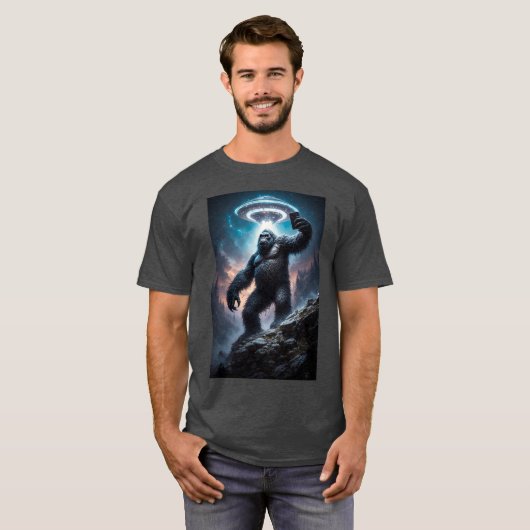 Bigfoot taking a Selfie with UFOs T-shirt (Voorkant volledig)
