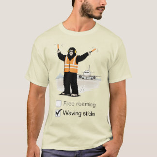 Bigfoot travaille à l'aéroport T-Shirt
