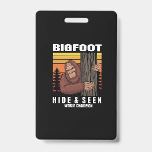 Bigfoot verstoppen in een boom retro badge
