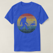 Bigfoot Walking Flamingo Funny Retro T-shirt (Design voorkant)