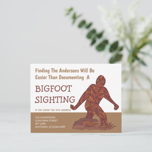 Bigfoot Walking Sasquatch Cute Funny New Address Aankondigingskaart (Staand voorkant)