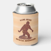 Bigfoot Walking Sasquatch Man Cave Een koude Blikjeskoeler (Blikje Achterkant)