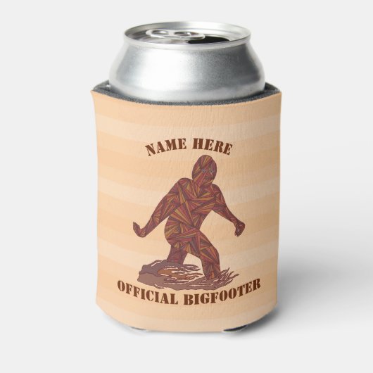 Bigfoot Walking Sasquatch Man Cave Een koude Blikjeskoeler (Blikje Achterkant)