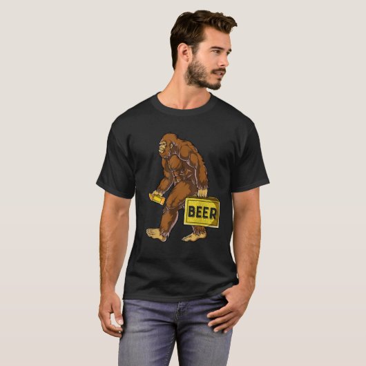 Bigfoot with Beer Funny Sasquatch Men Women Drinki T-shirt (Voorkant volledig)