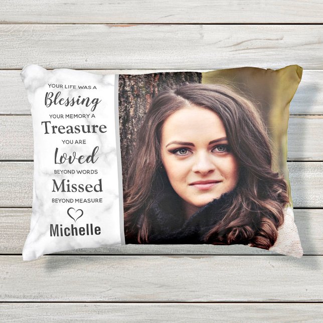 Bij het denken aan de herinnering aan de geheugenf accent kussen (Creator heeft geüpload)