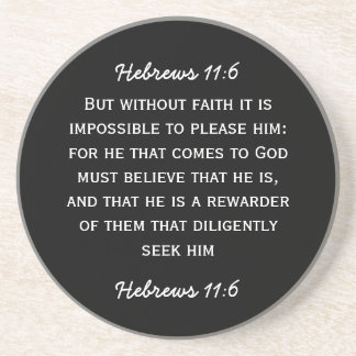 Bijbelpassage Hebreeuws 11:6 in witte tekst. Zandsteen Onderzetter