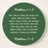 Bijbelpassage Matthew 7:7-8 in witte tekst. Zandsteen Onderzetter (Voorkant)