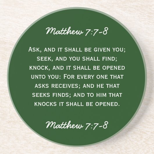 Bijbelpassage Matthew 7:7-8 in witte tekst. Zandsteen Onderzetter (Voorkant)