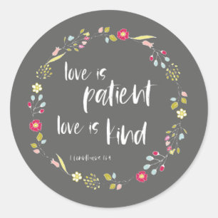 Bijbelvers: Liefde is patiënt, Liefde is vriendeli Ronde Sticker