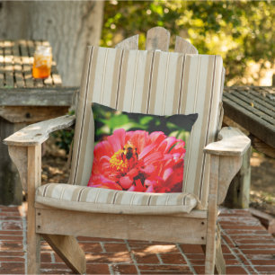 Bijen en koraal Zinnia Buitenkussen