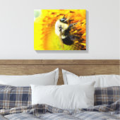 Bijen in zonnebloem — Cheerful Canvas afdrukken (Insitu (Slaapkamer))