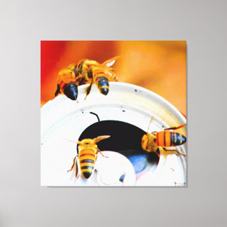 Bijen op een blikje frisdrank canvas afdruk
